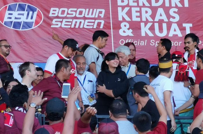 Sekjen PSSI, Ratu Tisha Destria (tengah) berada di antara petinggi PSSI plus penonton yang ada di tribune VVIP Stadion Andi Mattalatta, Kota Makassar pada final Piala Indonesia 2018 antara PSM kontra Persija, 6 Agustus 2019.