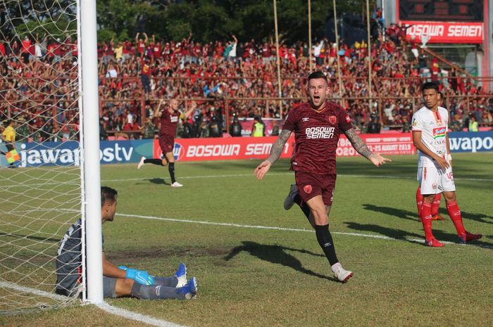Selebrasi bek PSM Makassar, Aaron Evans di depan kiper Persija Jakarta, Andritany yang terduduk pada final kedua Piala Indonesia 2018 di Stadion Andi Mattalatta, Kota Makassar, 6 Agustus 2019.