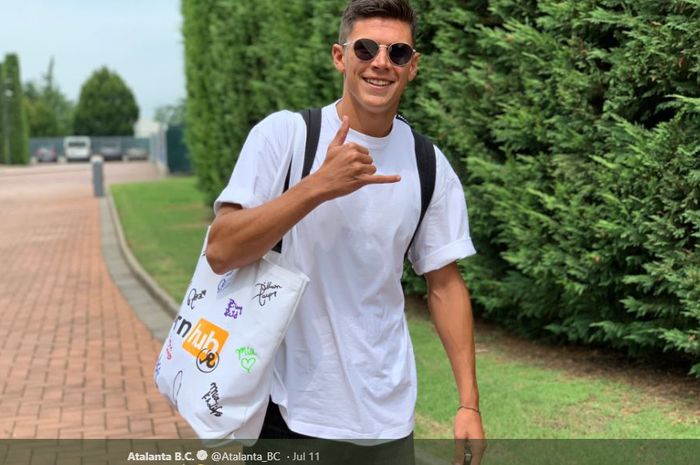 Gelandang Atalanta, Matteo Pessina, bergaya sebelum melakukan latihan perdana bersama timnya pada awal Juli 2019.
