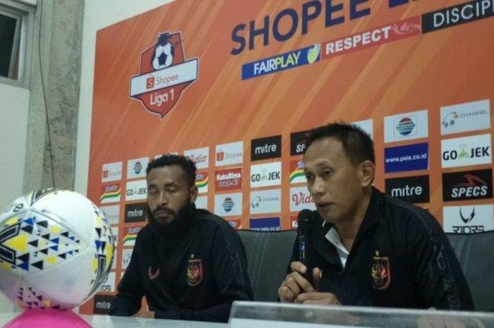 Asisten pelatih PSIS Semarang, Widyantoro saat memberikan keterangan pers usai laga melawan Persipura Jayapura. Pertandingan tersebut berakhir dengan skor 3-1 untuk kemenangan tim Mutiara Hitam.