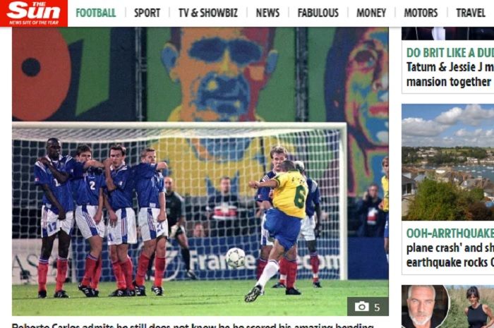 Aksi Roberto Carlos lakukan tendangan pisang atau trivela saat melawan Perancis dalam turnamen kecil jelang Piala Dunia 1998.