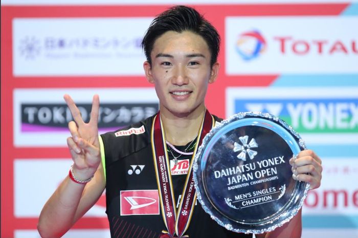 Selebrasi pemain tunggal putra Jepang, Kento Momota, saat sukses menjadi juara Japan Open 2019