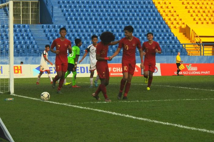 Pemain timnas U-18 Indonesia, Bagus Kahfi dan Rendy Juliansyah merayakan gol yang dicetak ke gawang timnas U-18 Brunei di Stadion Go Dau, Vietnam, Sabtu (10/8/2019).