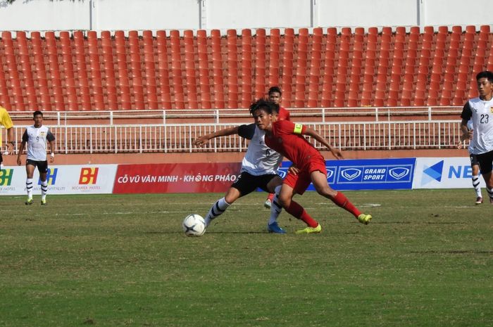 Aksi kapten timnas U-18 Indonesia, David Maulana saat coba dihadang pemain Laos pada lanjutan fase awal Grup A Piala AFF U-18 2019 di Stadion Thong Nhat, Ho Chi Minh, Vietnam, 12 Agustus 2019.