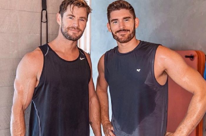 Aktor Chris Hemsworth (kiri) bersama youtuber asal Amerika Serikat yang menjalani program pelatihan 90 hari untuk membentuk tubuh ideal, Erik Conover.