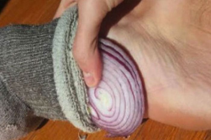 Manfaat membungkus kaki dengan bawang merah