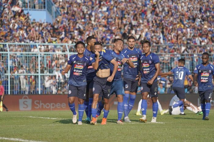 Penyerang Arema FC, Dendi Santoso, merayakan gol ke gawang Persebaya Surabaya di Stadion Kanjuruhan, Kamis (15/8/2019).