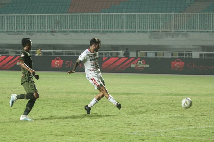 Pemain Bali United, Stefano Lilipaly saat membobol gawang Tira Persikabo di Stadion Pakansari, Kabupaten Bogor, Kamis (15/8/2019).
