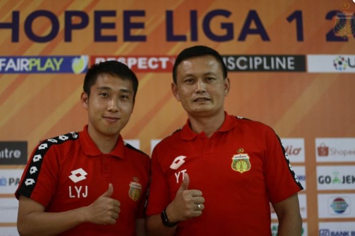 Lee Yoo-joon dan Yeyen Tumena dalam persiapan Bhayangkara FC vs Perseru Badak Lampung FC