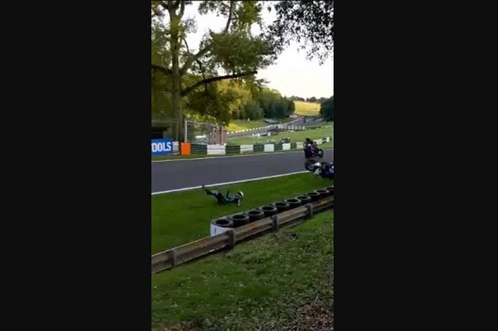 Kecelakaan horor pembalap Superbike Luke Mossey di Sirkuit Cadwell Park, Lincolnshire.