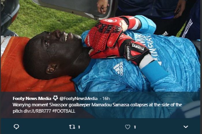 Kiper Sivasspor, Mamadou Mamassa ditandung menuju ambulan usai megalami insiden tabrakan dengan pemain Besiktas.