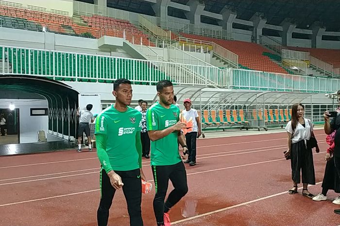 Kiper timnas Indonesia, Andritany Ardhiyasa dan Teja Paku Alam, bersiap menjalani sesi latihan di Stadion Pakansari, Kab Bogor, 22 Agustus 2019.