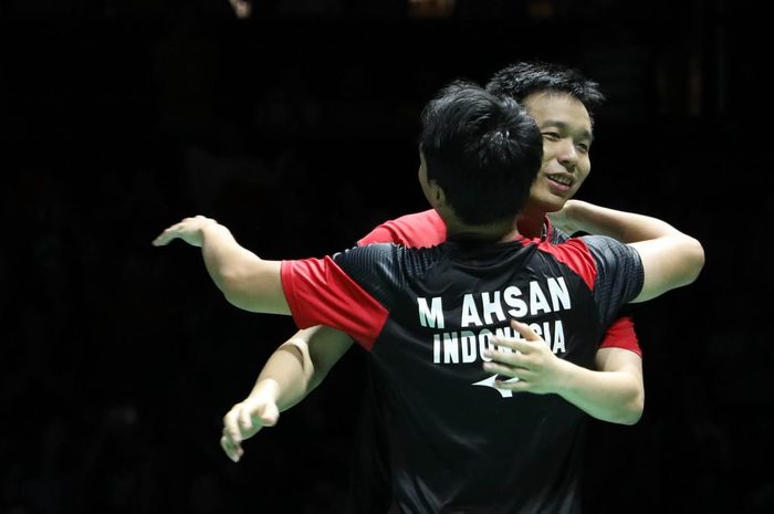 Pasangan ganda putra Indonesia, Hendra Setiawan dan Mohammad Ahsan, berpelukan usai memenangi Kejuaraan Dunia 2019 di Basel, Swiss, Minggu (25/8/2019).
