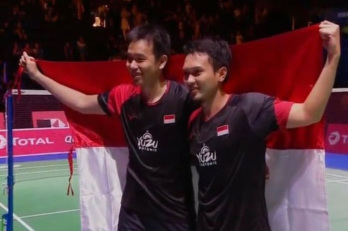 Pasangan ganda putra Indonesia, Mohammad Ahsan/Hendra Setiawan, merayakan kemenangan di final Kejuaraan Dunia 2019, Minggu (25/8/2019).