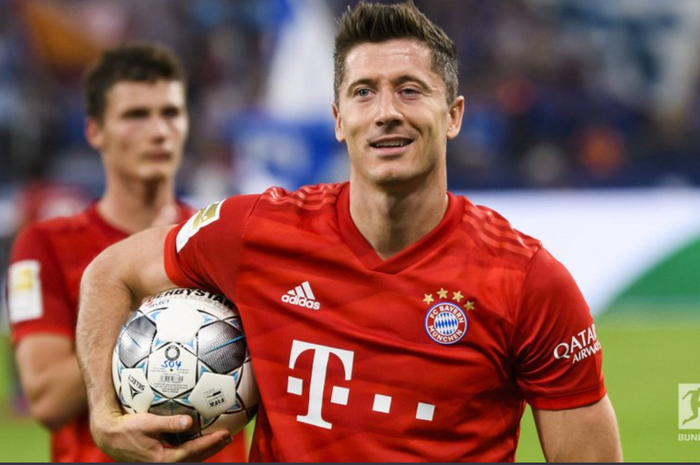 Robert Lewandowski mencetak hat-trick saat membawa Bayern Muenchen menang 3-0 atas Schalke 04 pada pekan ke-2 Bundesliga, Sabtu (24/8/2019).
