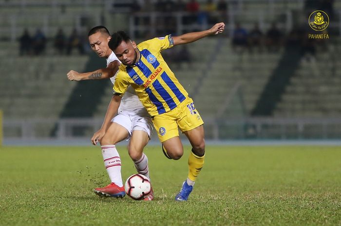 Aksi Saddil Ramdani (kanan) bersama Pahang FA saat coba dihentikan pemain Sabah FA pada laga keempat Grup C Piala Indonesia 2019 di Stadion Darul Makmur, Kuantan, 24 Agustus 2019. 