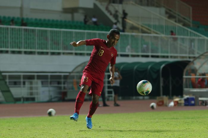 Aksi Irfan Jaya saat membela timnas Indonesia kontra Persika Karawang di Stadion Pakansari, Kabupaten Bogor, Minggu (25/8/2019).