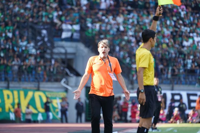 Pelatih Persija Jakarta, Julio Banuelos saat berada di Stadion Gelora Bung Tomo, Surabaya, Sabtu (24/8/2019).