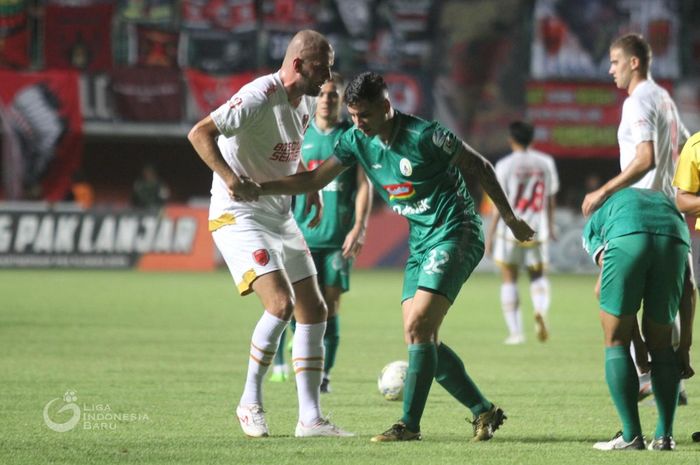 Brian Ferreira dan Wiljan Pluim saat  PSS Sleman menjamu PSM Makassar di Stadion Maguwoharjo, Sleman, Jumat (23/8/2019).