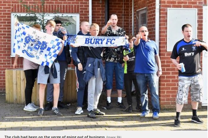 Penggemar setia Bury FC melakukan aksi untuk menyelamatkan klub kebanggaannya. 
