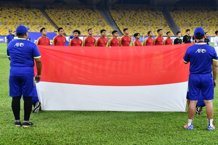 Para pemain Timnas U-16 Indonesia dan Vietnam menyanyikan lagu kebangsaan jelang pertandingan.