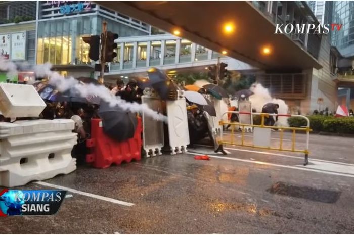 Massa pendemo Hong Kong yang sempat bentrok dengan polisi