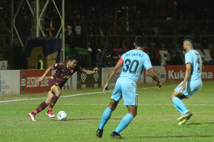 Bek PSM Makassar, Asnawi Mangkualam Bahar (kiri) berduel dengan bek Persela Lamongan, Mawouna Amevor (kanan) dan Eky Taufik (tengah) pada laga pekan ke-17 Liga 1 2019 di Stadion Mattoangin, Minggu (1/9/2019).