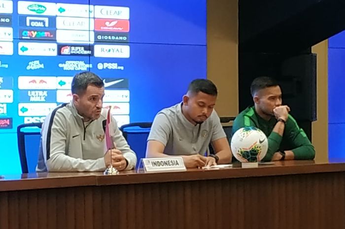 Pelatih dan kiper timnas Indonesia, Simon McMenemy (kiri) serta Andritany Ardhiyasa, Rabu (4/9/2019).