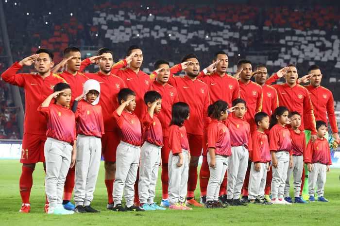 Pemain Timnas Indonesia menyanyikan lagu kebangsaan Indonesia Raya sebelum menghadapi Timnas Malaysia pada ajang kualifikasi Piala Dunia Qatar 2022 di Stadion Utama Gelora Bung Karno, Jakarta, Kamis (5/9/2019). 