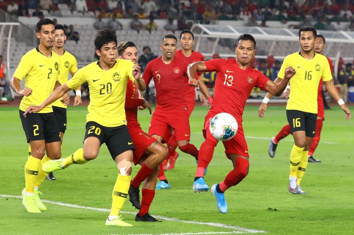 Pemain Timnas Indonesia Manahati Lestusen berebut bola dengan pemain Timnas Malaysia pada ajang kualifikasi Piala Dunia Qatar 2022 di Stadion Utama Gelora Bung Karno, Jakarta, Kamis (5/9/2019). 