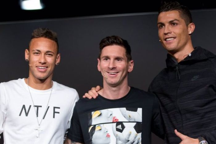 Neymar (kiri) Messi (tengah) Ronaldo (kanan) saat bersaing mendapatkan gelar Ballon d'Or. 