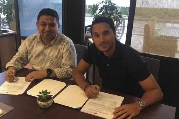 CEO PSM Makassar, Munafri Arifuddin, bersama Ezra Walian saat prosesi tanda tangan kontrak pada bursa transfer paruh musim Liga 1 2019.