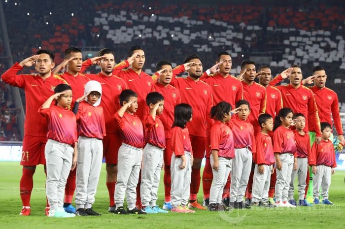 Pemain timnas Indonesia menyanyikan lagu kebangsaan Indonesia Raya sebelum menghadapi timnas Malaysia pada Kualifikasi Piala Dunia 2022 di Stadion Utama Gelora Bung Karno, Jakarta, Kamis (5/9/2019). 