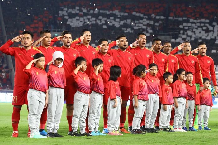 Para pemain Timnas Indonesia menyanyikan lagu Indonesia Raya sebelum menghadapi Timnas Malaysia di Stadion Utama GBK, Senayan, Jakarta, Kamis (5/9/2019) malam WIB. 