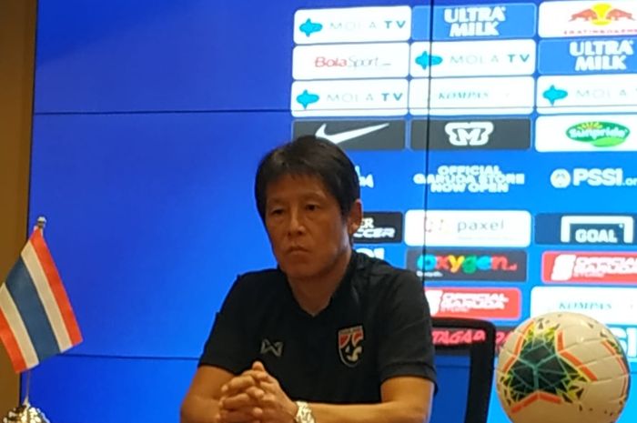 Pelatih timnas Thailand, Akira Nishino, saat memberikan keterangan pers di ruan media Stadion Utama Gelora Bung Karno (SUGBK), Senin (9/9/2019).