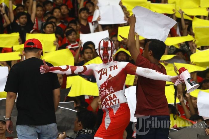 Aksi suporter Timnas Indonesia saat melawan Timnas Malaysia pada Kualifikasi Piala Dunia 2022 di Stadion Utama Gelora Bung Karno, Jakarta, Kamis (5/9/2019).