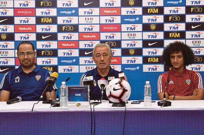 Pelatih timnas Uni Emirat Arab (UEA), Bert Van Marwijk (tengah) bersama pemain andalannya, Omar Abdulrahman pada sesi jumpa pers pra-laga kontra tuan rumah timnas Malaysia di Kuala Lumpur, 9 September 2019.