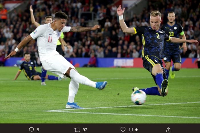 Jadon Sancho mencetak dua gol saat membela Inggris melawan Kosova pada Kualifikasi Piala Eropa 2020 di St. Mary's Stadium, Inggris.