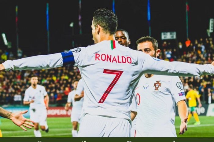 Cristiano Ronaldo mencetak empat gol saat lawan Lithuania.
