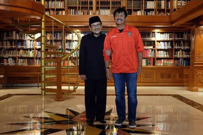 Pelatih Timnas Indonesia, Indra sjafri foto bersama Presiden ketiga Republik Indonesia, BJ Habibie saat diundang ke kediamannya pada tahun 2016