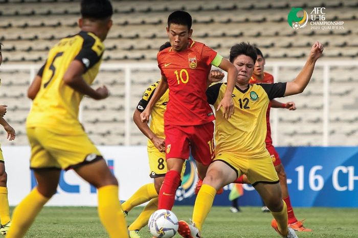 Kapten timnas U-16 China, He Xiaoke (10) coba dihentikan pilar bertahan timnas U-16 Brunei, Danial Hariz pada laga pertama Grup G Kualifikasi Piala Asia U-16 2020 di Stadion Madya Gelora Bung Karno, Senayan, Jakarta Pusat, 14 September 2019.