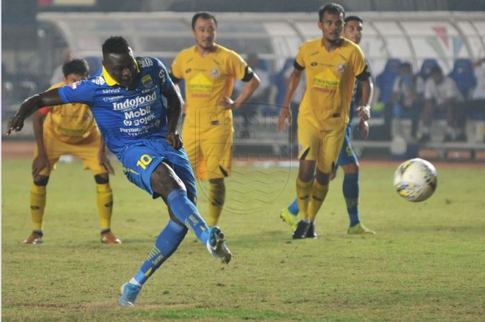 Ezechiel N'Douassel gagal mencetak gol lewat tendangan penalti saat Persib bertemu Semen Padang, 18 September 2019.