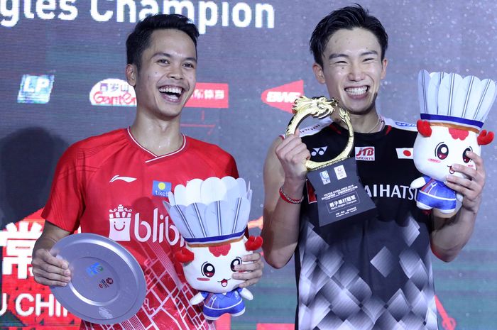 Pebulu tangkis Indonesia, Anthony Sinisuka Ginting, menerima medali bersama Kento Momota dalam China Open 2019.