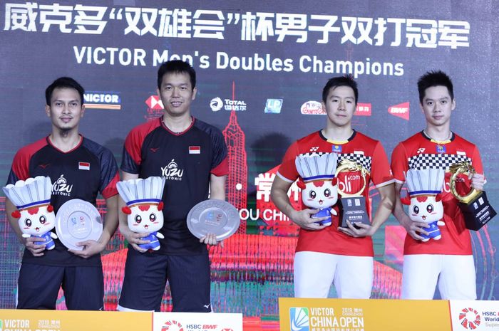 Dua pasangan ganda putra Indonesia, Mohammad Ahsan/Hendra Setiawan (kiri) dan Marcus Fernaldi Gideon/Kevin Sanjaya Sukamuljo, berpose bersama di podium kampiun China Open 2019.