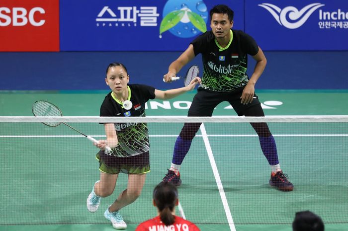 Ganda campuran Indonesia, Tontowi Ahmad/Winny Oktavina Kandouw kala berlaga pada babak kesatu Korea Open 2019 Selasa (24/9/2019)