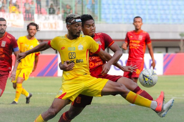 Pemain Borneo FC, Wildansyah, menjaga ketat penyerang Bhayangkara FC, Bruno Matos, pada pekan ke-20 Liga 1 2019 di Stadion Patriot Chandrabhaga, Kota Bekasi, Minggu (22/9/2019).