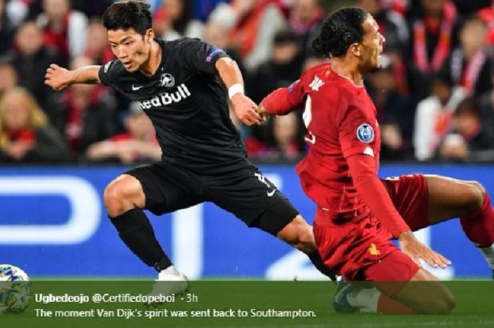 Momen ketika bek Liverpool, Virgil van Dijk (kanan) dikecoh oleh penyerang Salzburg asal Korea Selatan, Hwang Hee-chan (kiri) di Liga Champions.