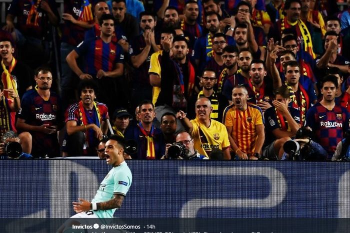 Selebrasi Lautaro Martinez ketika mampu mencetak gol pembuka Inter Milan ke gawang Barcelona pada menit ke-3 di Stadion Camp Nou, Rabu (2/10/2019). 