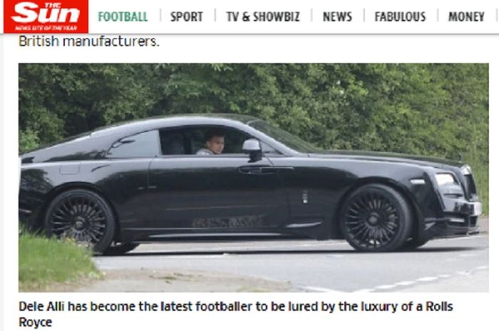 Pemain Tottenham Hotspurs, terlihat mengenakan mobil merek Rolls Royce.