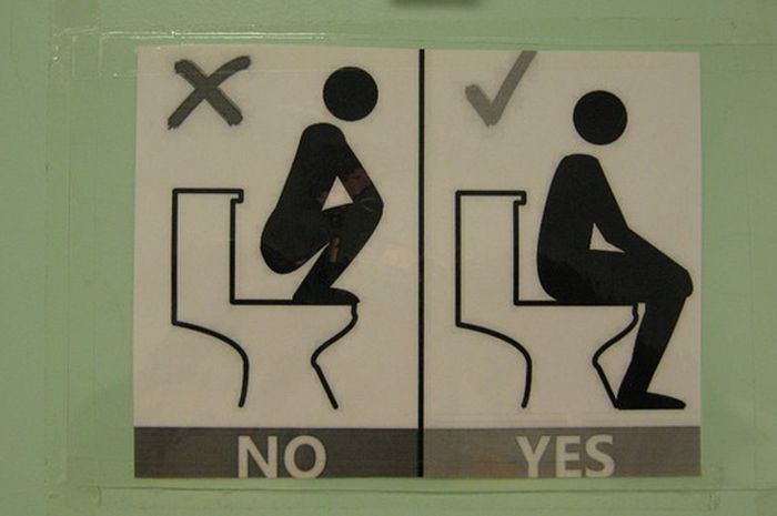 Awkarin Himbau Pengguna Toilet Agar Tak Jongkok Di Toilet Duduk